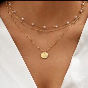 💥SALE💥 Beautiful Gold Layered Pearl & Disc
Pendant Necklace NWT